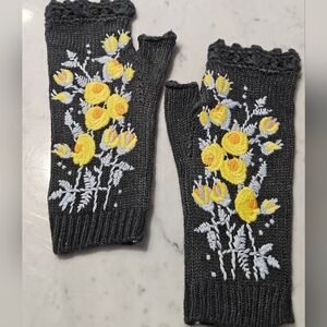 🌟 Yellow & Gray Bird Embroidered Knitted Fingerless, Ruffle Gloves 🐦 🐦‍⬛